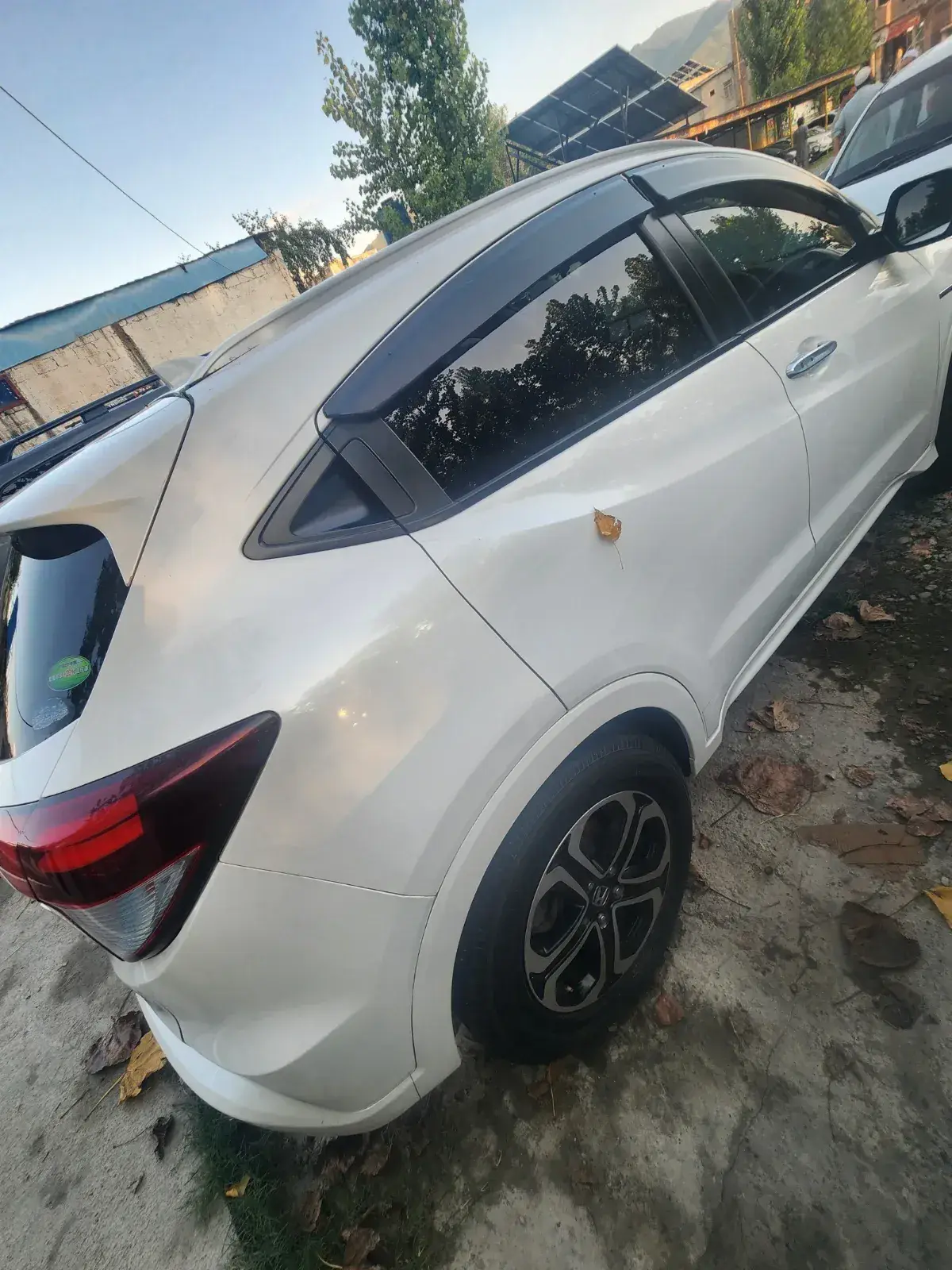 2015 Honda Vezel Hybrid X سوات میں فروخت — تصویر 3 از 6