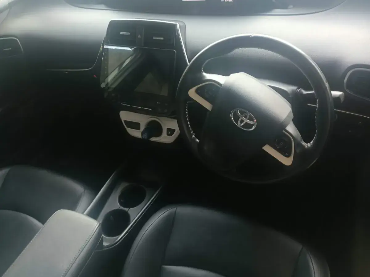 2016 Toyota Prius S لوئر دیر میں فروخت — تصویر 3 از 6