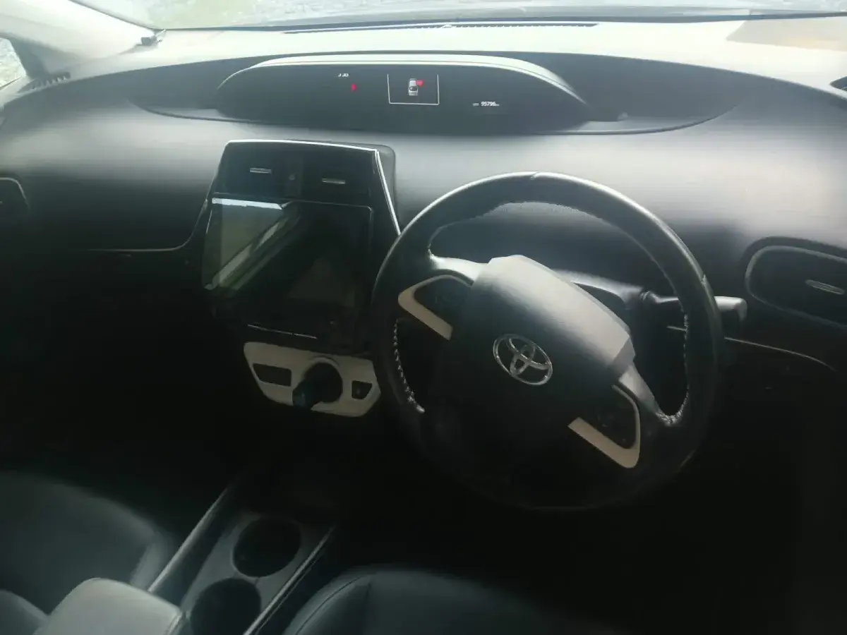 2016 Toyota Prius S لوئر دیر میں فروخت — تصویر 5 از 6